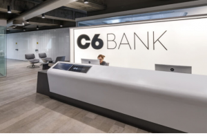 C6 Bank, rival de Nubank, emite cartões com nomes de animais de estimação