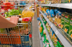 Menos é mais: como economizar no supermercado sem levar menos?