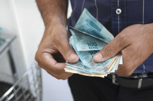 É possível viver com um salário mínimo hoje em dia no Brasil?